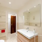 Daire Joivy Bright 2br Flat With Parking In Centre Rapallo
