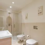 Joivy Bright 2br Flat With Parking In Centre