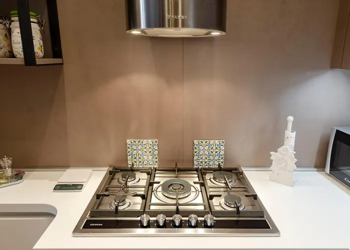 Joivy Bright 2br Flat With Parking In Centre Rapallo